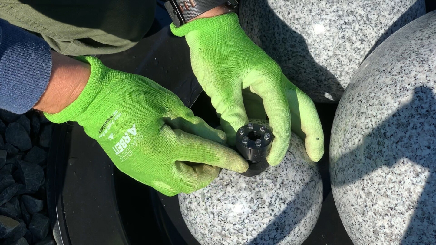 LED Ring in Granitkugel einsetzen