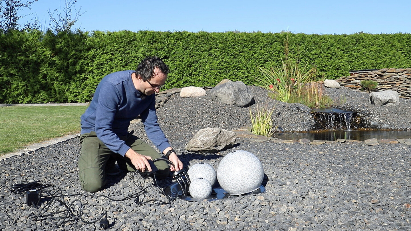 Pumpe und Schlauchverteiler in Becken legen