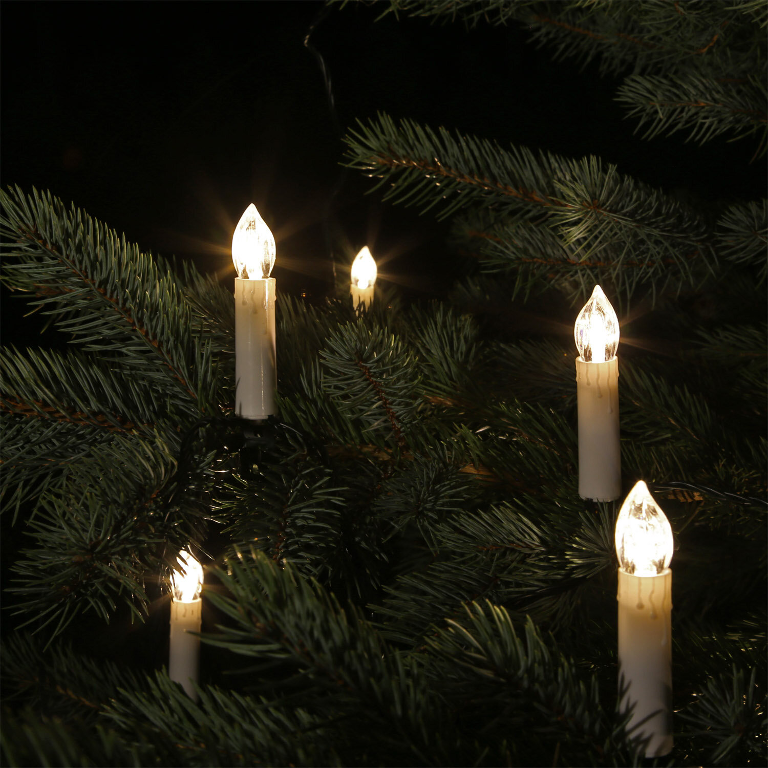 Kerzenlichterkette mit geraden Kerzen am Baum