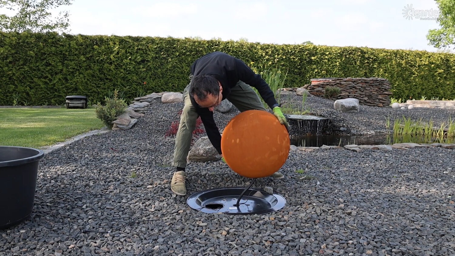 Cortenstahl Kugel auf das Springbrunnenbecken setzen