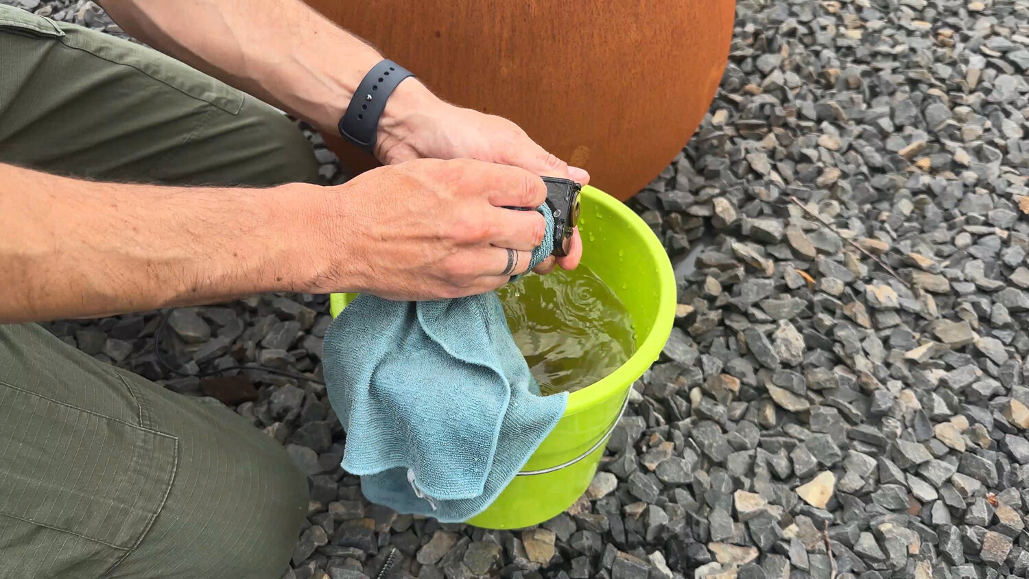 Pumpengehäuse mit Lappen reinigen