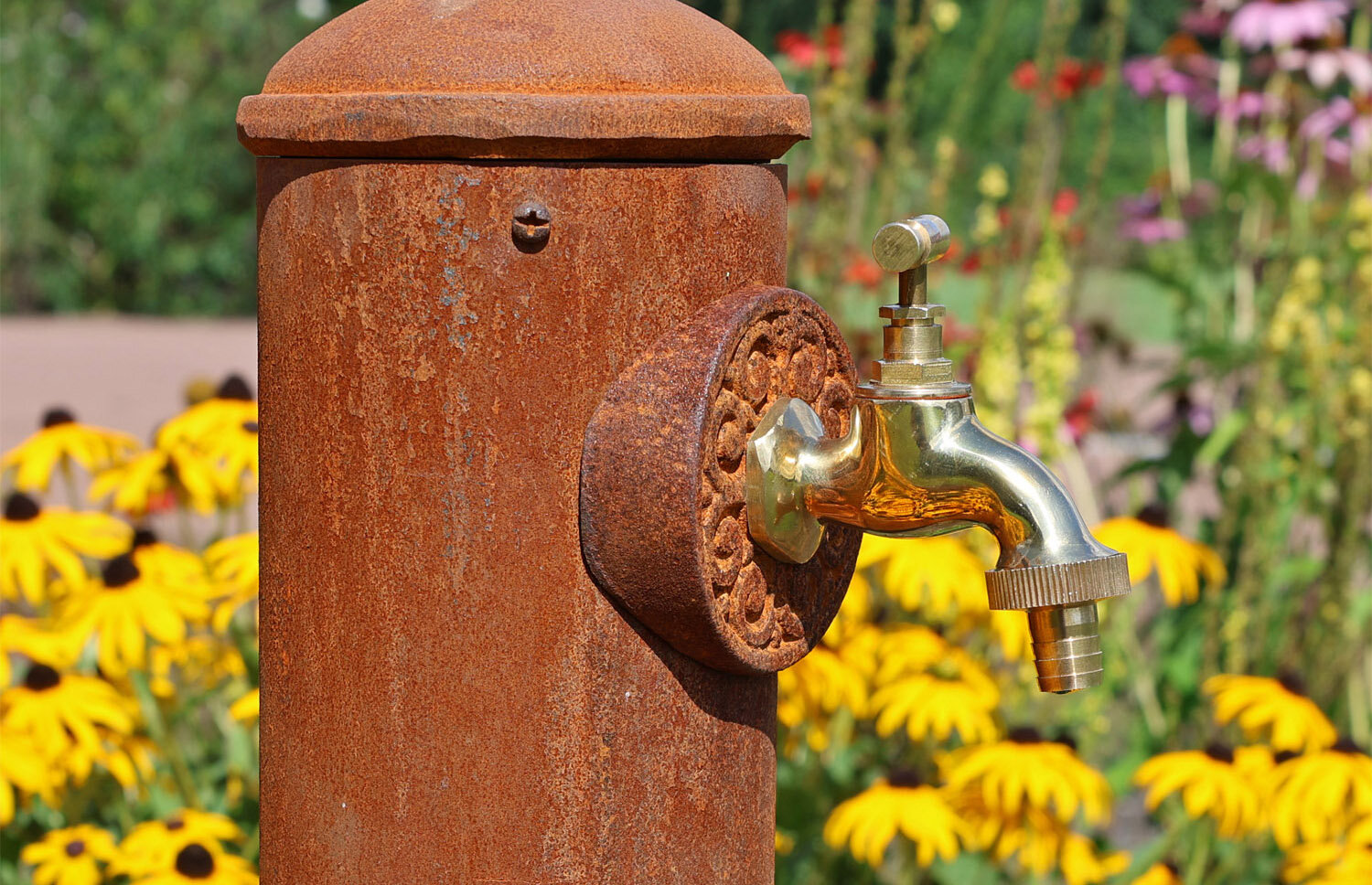 Wasserzapfstelle mit Wasserhahn im Garten