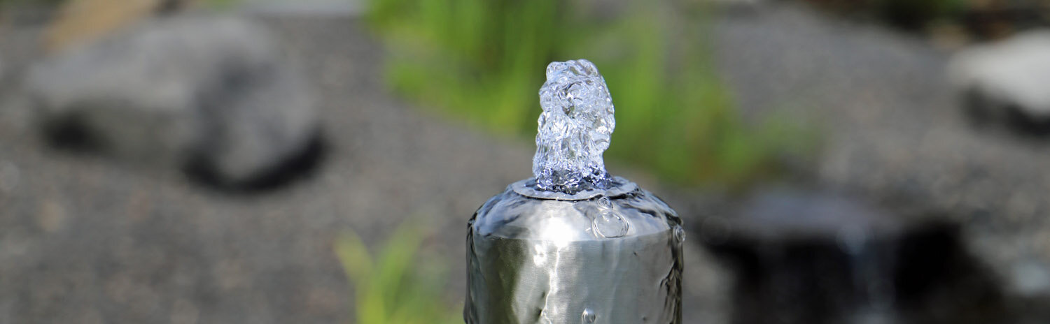 Säule mit LED Beleuchtung am Wasserauslass