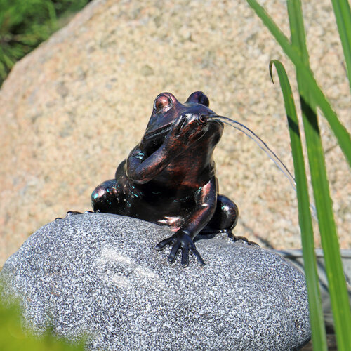 Frecher Frosch in Bronze Optik als solarbetriebenes Wasserspeier für den Gartenteich oder Wasserspiel auf der Terrasse