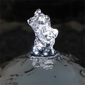 beleuchtete Fontäne - LED Beleuchtung im Wasserauslass der Springbrunnenkugel
