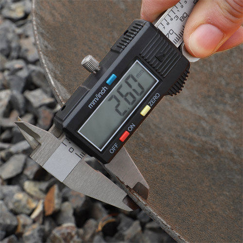 Messschieber mit Anzeige 2,6 mm an Cortenstahl Feuerschale