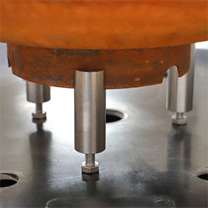 CNC gefräste Edelstahlfüße am Fußring der Cortenstahl Wasserschale von CLGarden