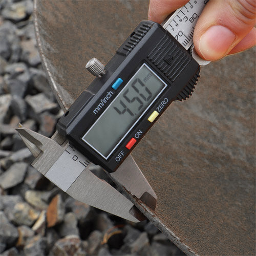 Messschieber mit Anzeige 4,5 mm an Cortenstahl Feuerschale