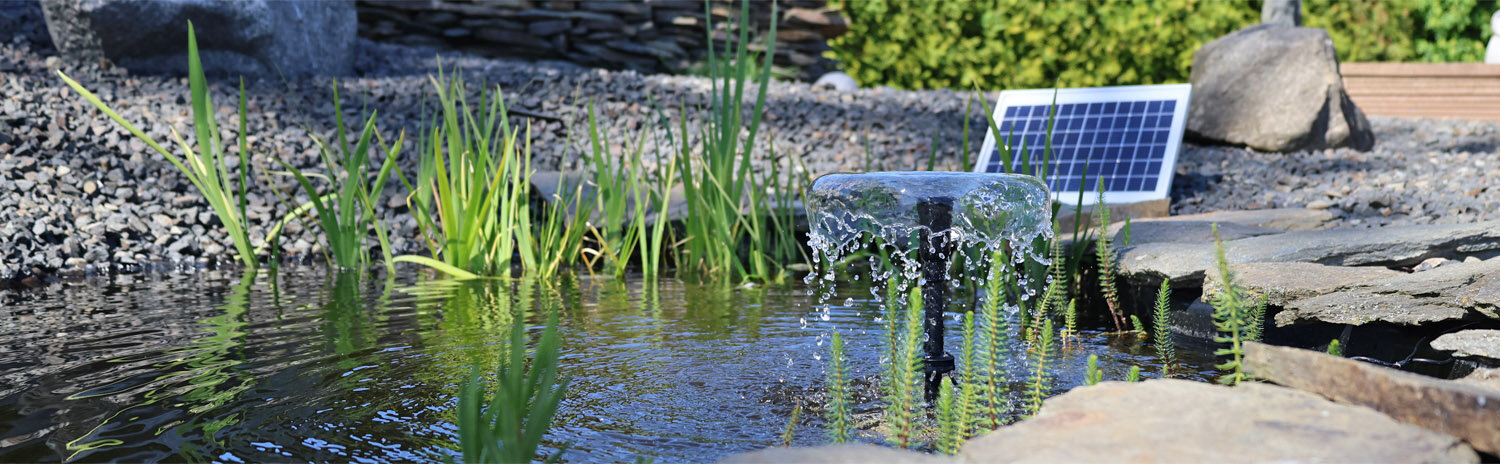 akkubetriebene Solarpumpe mit Glockenaufsatz im Gartenteich