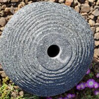 Quellstein Granitkugel 30cm geriffelt