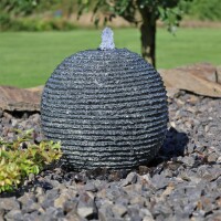 Quellstein Granitkugel 30cm geriffelt